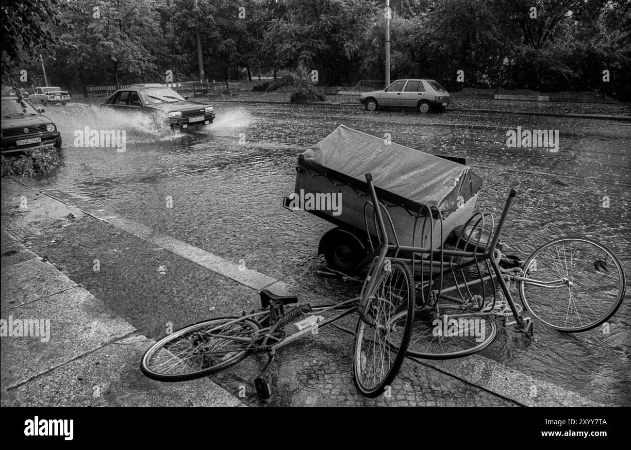 Deutschland, Berlin, 08.07.1991, Gewitter in der Oranienburger Straße, Straße überflutet, Europa Stockfoto