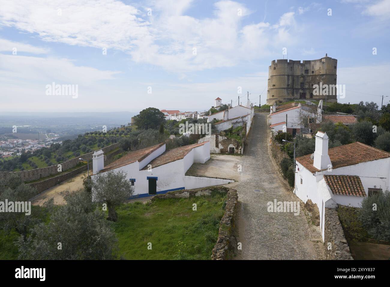 Evoramonte Stadtmauer historische Gebäude und Olivenhaine Park in Alentejo, Portugal, Europa Stockfoto