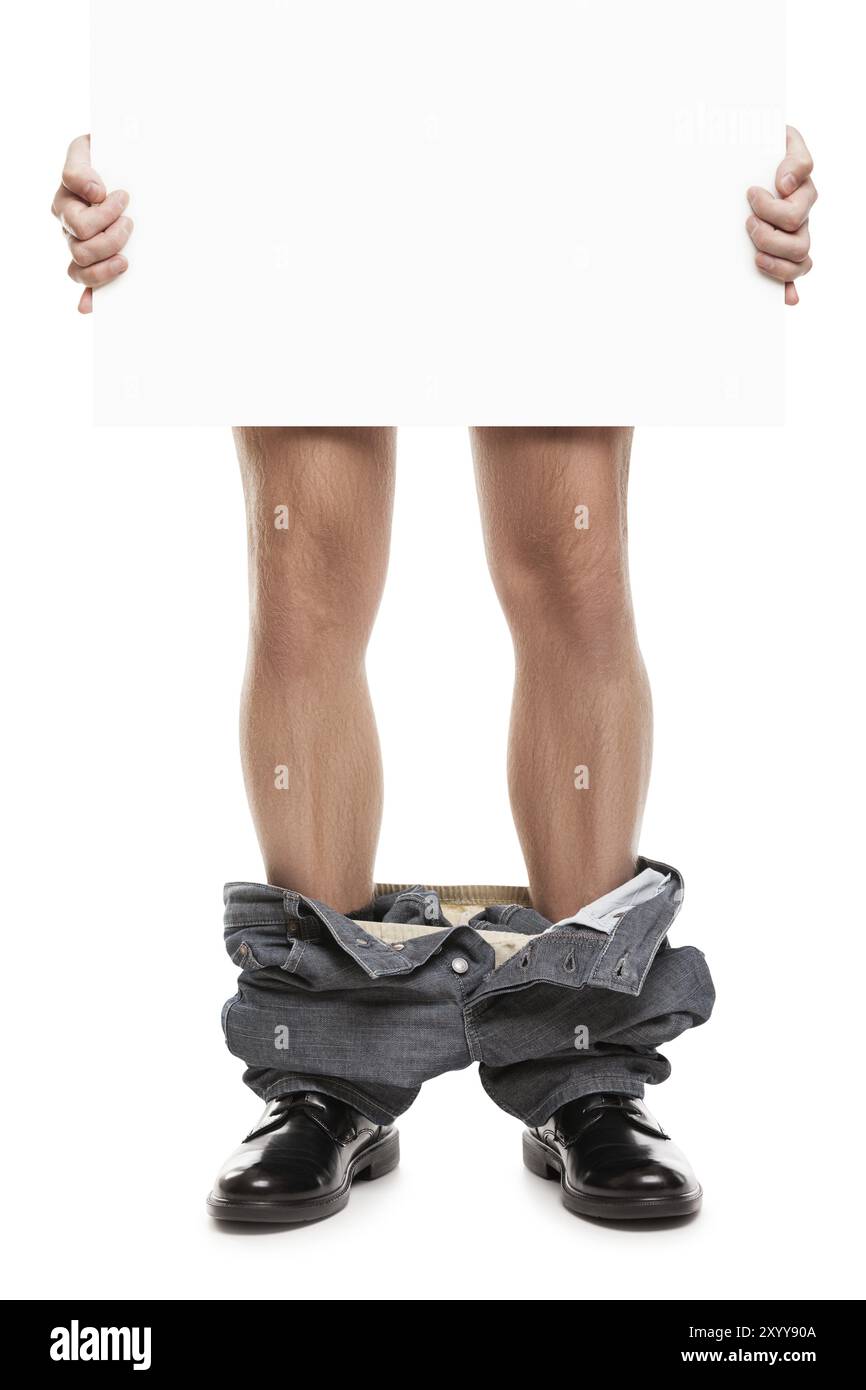 Gefangen mit Hosen unten, Mann in schwarzen Schuhen und Jeans fiel runter und hielt in Händen leere Plakette Stockfoto
