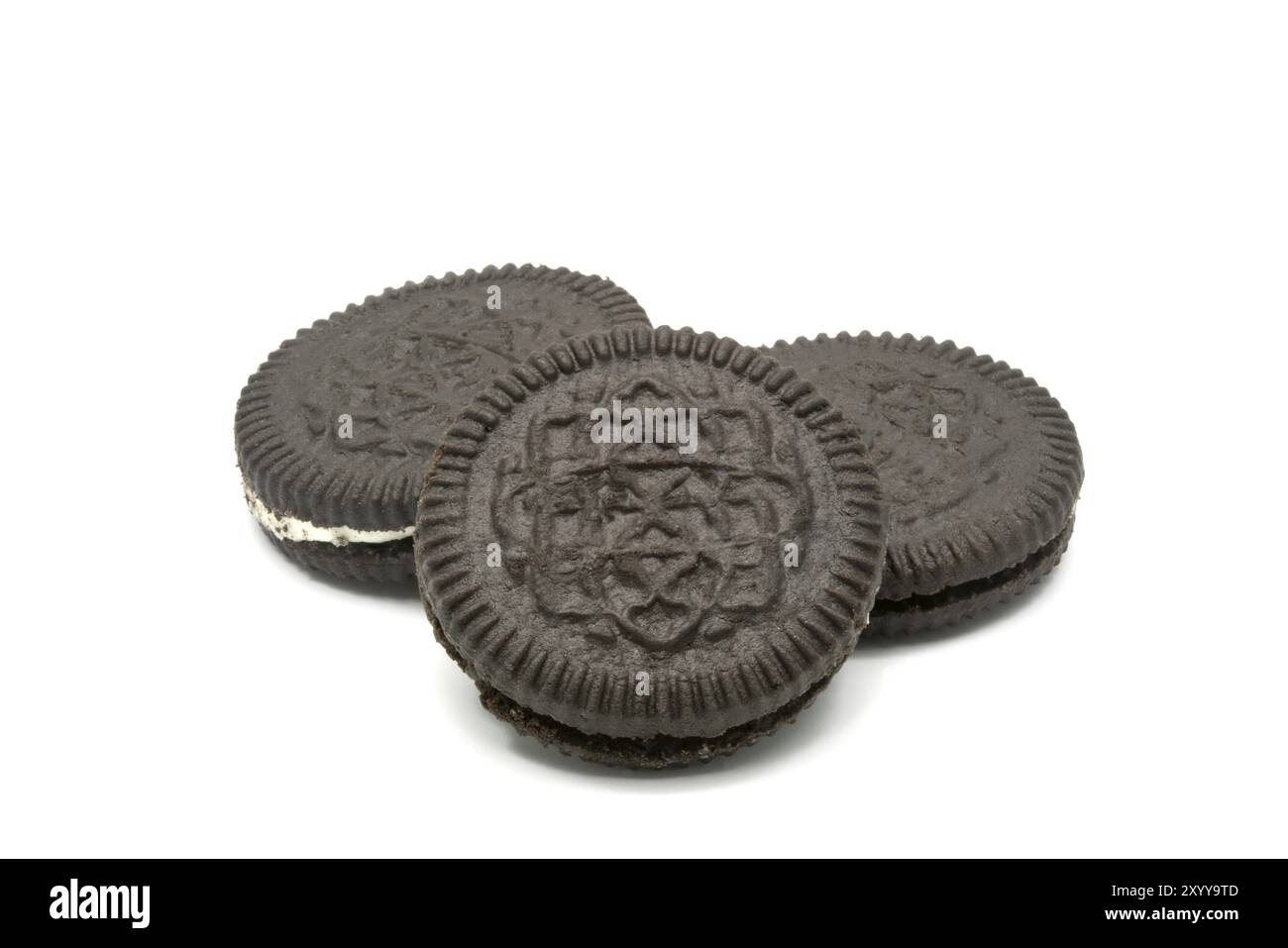 Schokoladenkekse mit Vanillecreme Füllung auf weißem Hintergrund Stockfoto