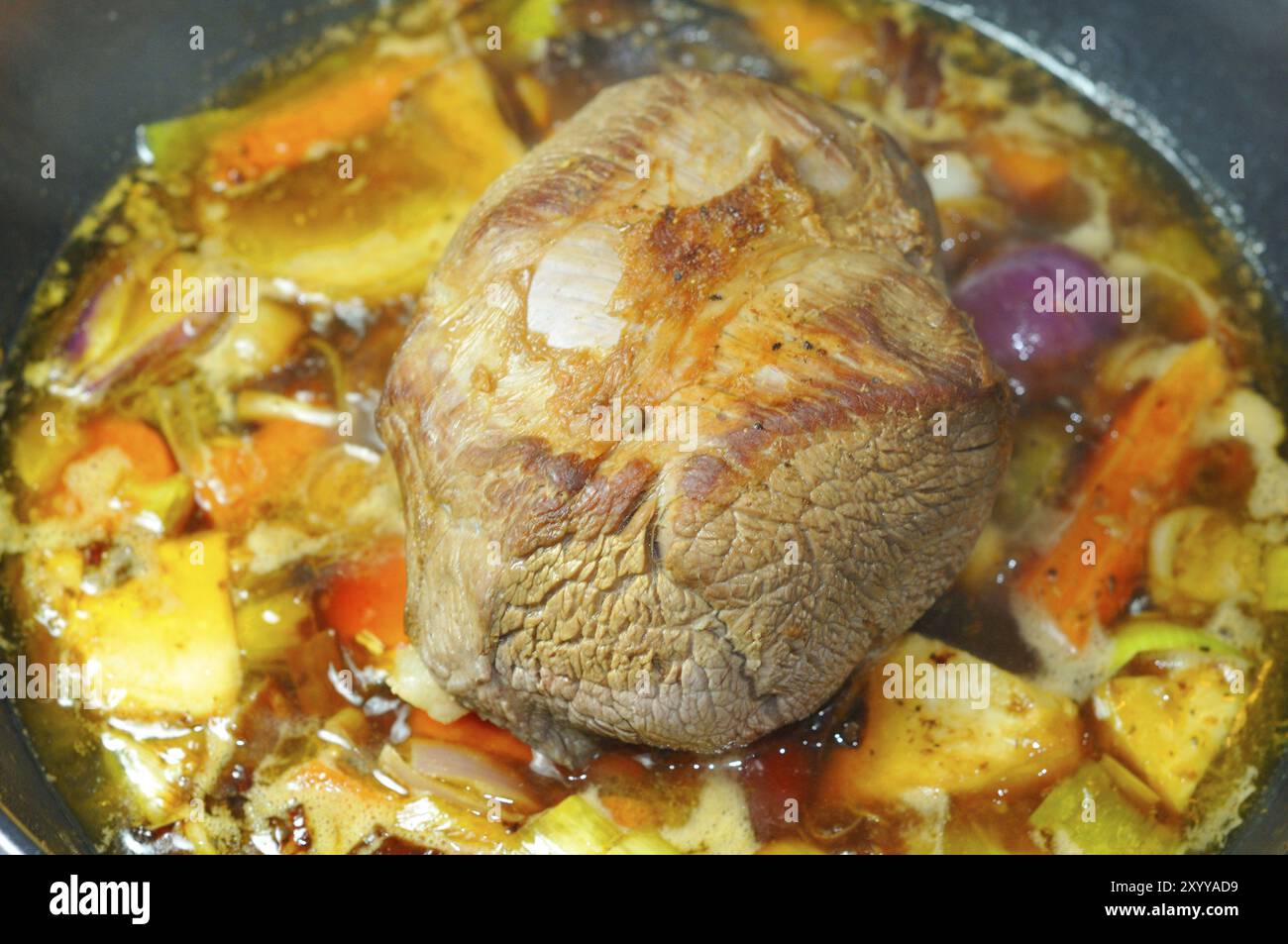 Rinderfilet mit Suppengemüse. Rinderfilet mit Suppengemüse Stockfoto