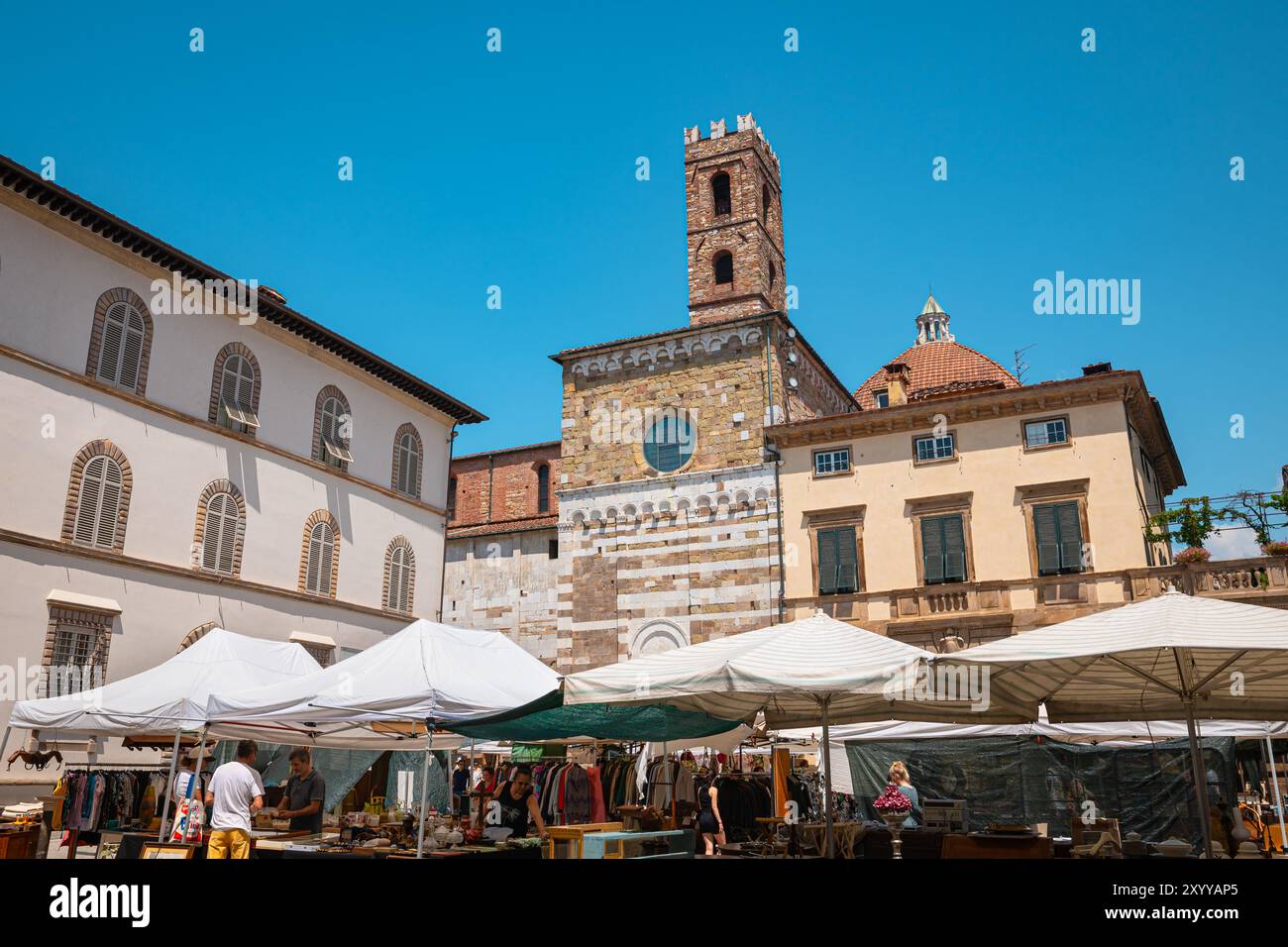 Markt auf dem Stadtplatz ¨Piazza Antelminelli¨ in der Nähe der Kathedrale von Lucca im historischen Zentrum der Stadt Lucca, Italien Stockfoto