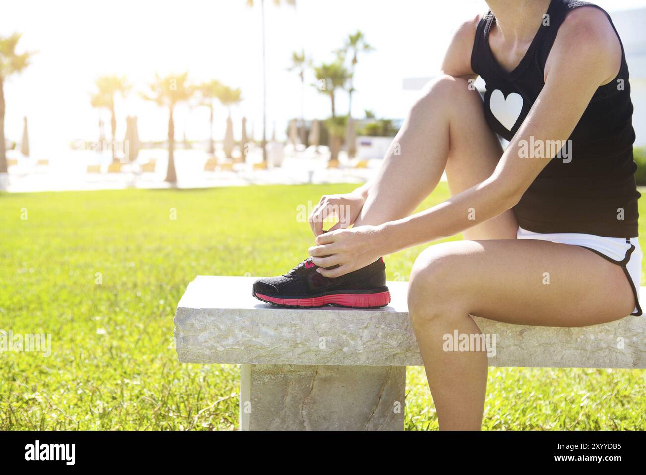 Athlete Mädchen versucht Laufschuhe immer bereit zum Joggen im park Stockfoto
