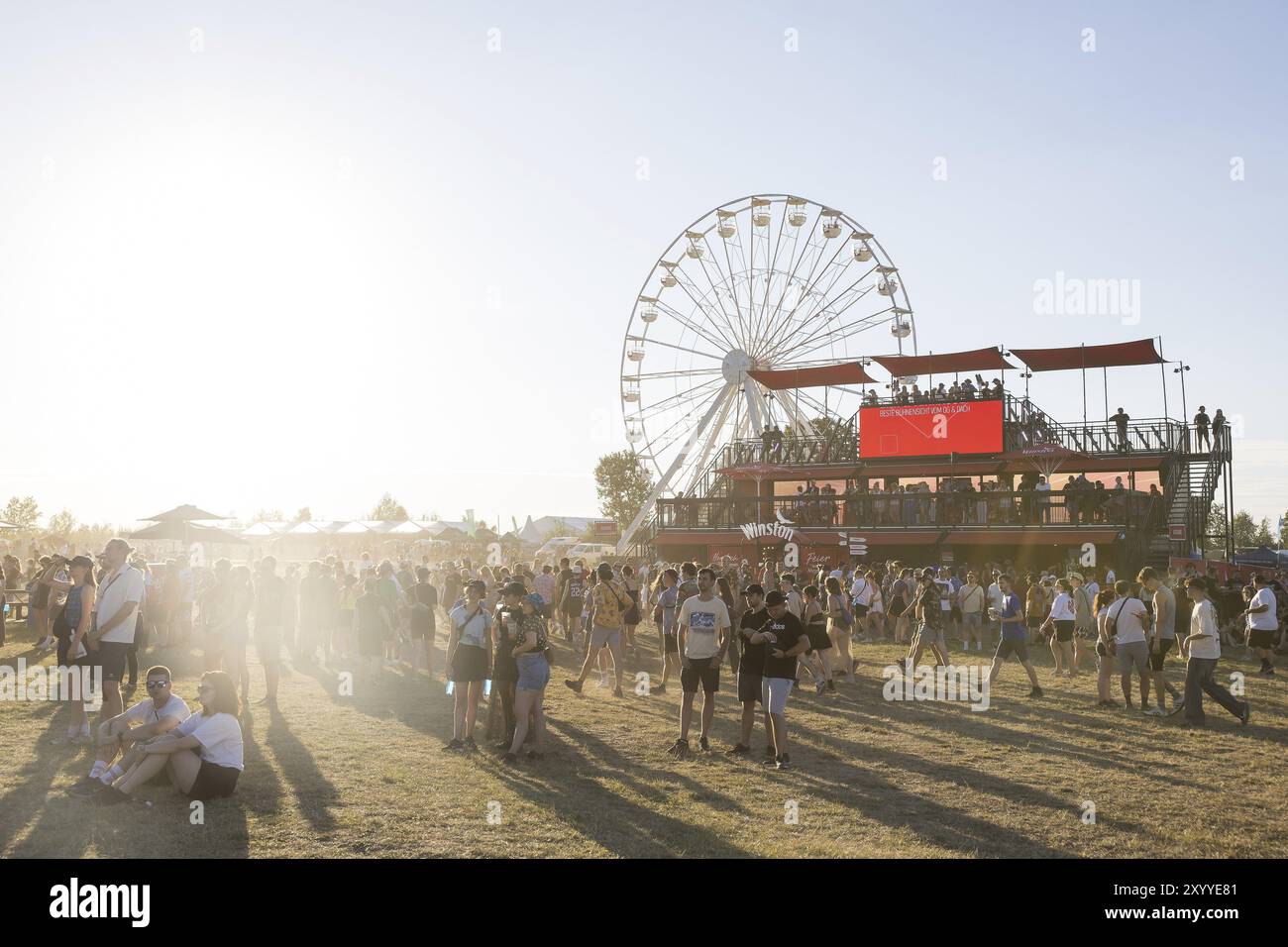 Festivalbesucher vor dem Riesenrad und dem Aussichtspunkt eines Tabakverkäufers beim Highfield Festival am Freitag, dem Stoermthal-See, 08/2 Stockfoto