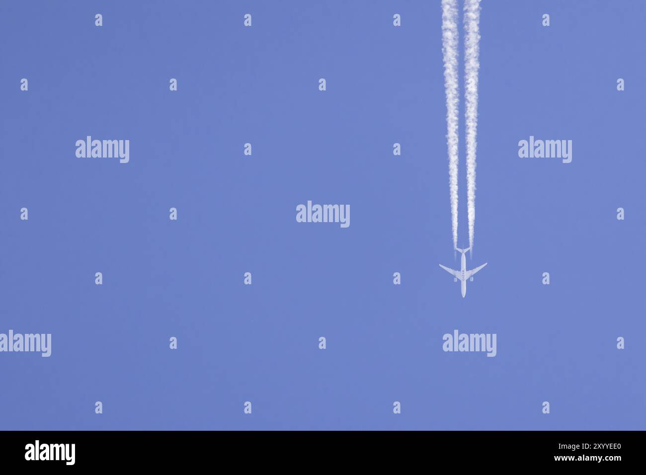 Airbus-Flugzeuge von Qatar Airways fliegen über einen blauen Himmel mit einer Dampfspur oder einem Kondensstreifen dahinter, England, Großbritannien, Europa Stockfoto