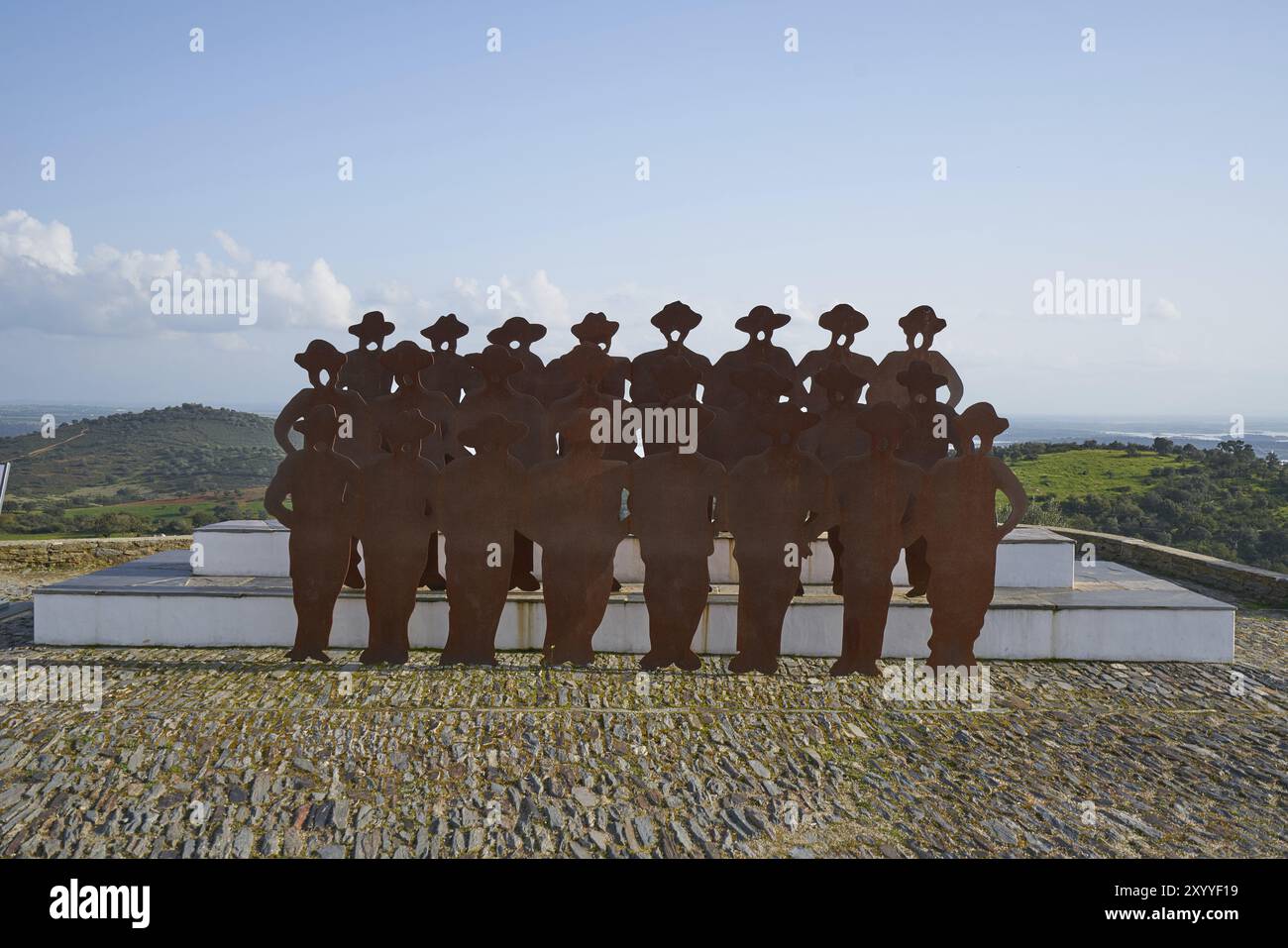 Monsaraz canto alentejano singt Männer mit dem Dorf im Hintergrund in Alentejo, Portugal, Europa Stockfoto