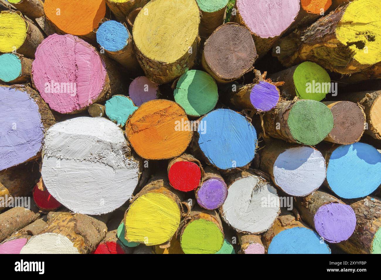 Stapel der bemalten Baumstämme mit gemischten Farben Stockfoto