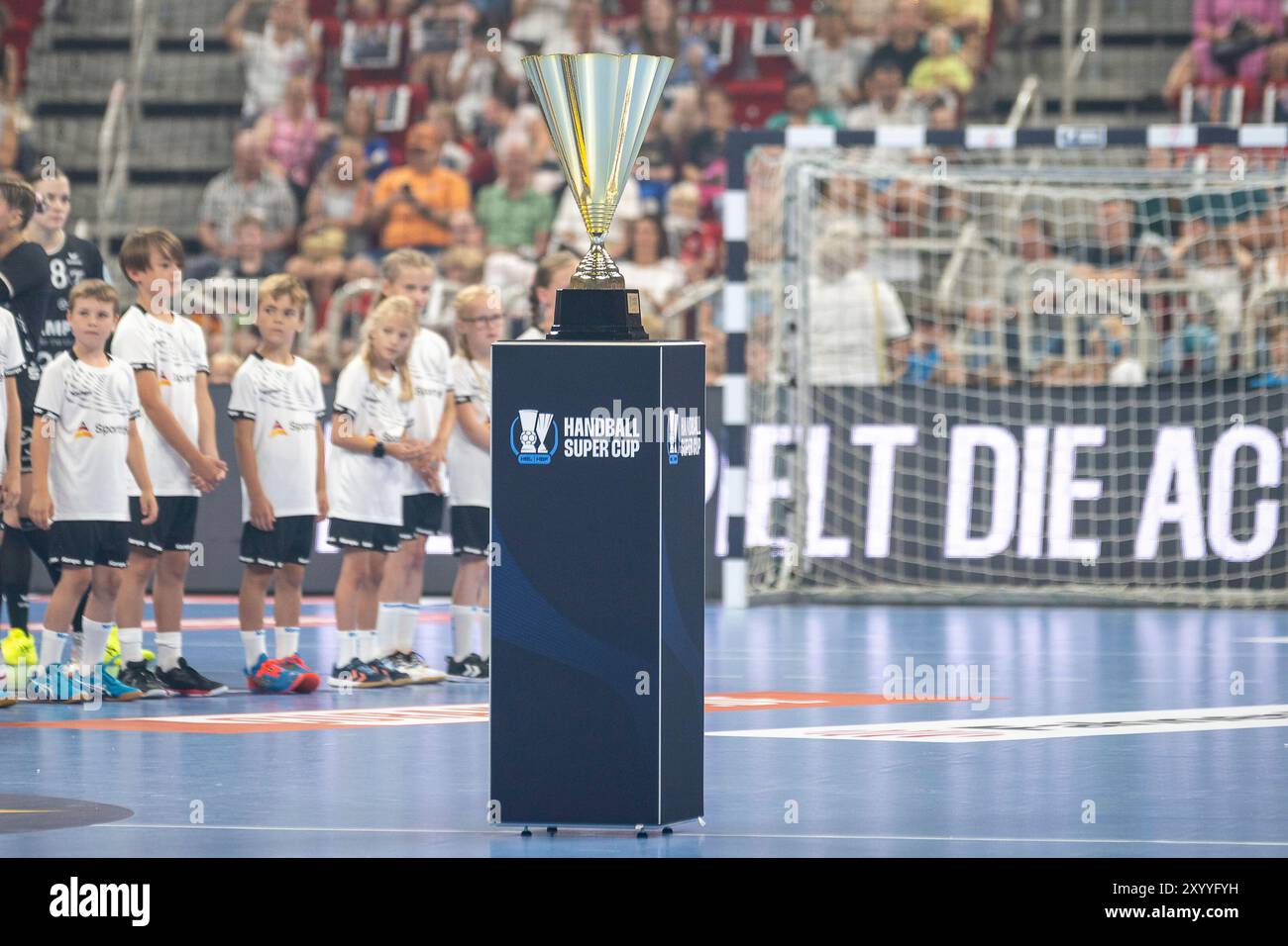 31.08.2024, Handball: Supercup Frauen, Saison 2024/2025, Finale, HBL Ludwigsburg vs. TuS Metzingen am 31.08.2024 im PSD Bank Dome in Düsseldorf. Der begehrte Pokal. Foto: Kirchner-Media/TH Stockfoto