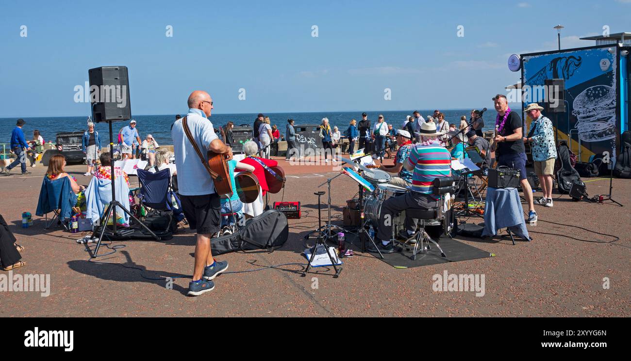 Portobello, Schottland, Großbritannien. 31. August 2024. Edinburgh Big Beach Busk 24 fand an einem sonnigen Samstagnachmittag statt, wo Hunderte von Menschen sahen, wie die verschiedenen Busker ihre Sachen für wohltätige Zwecke streiften, es gab Musiker auf ukeles und Gitarren sowie Bläser, Sänger, irische Tänzer und sogar einen professionellen Messerjongler, der im Fringe aufgetreten war. Quelle: Archwhite/Alamy Live News. Stockfoto