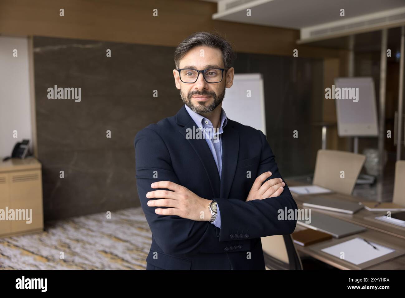 Selbstbewusster, nachdenklicher Geschäftsleiter im Amt Stockfoto