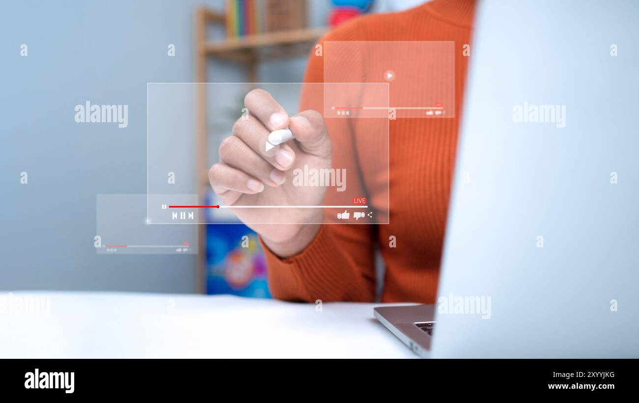 Geschäftsfrau, die Computer nutzt, um online zu lernen, mit Webinar, Internetunterricht, Webinar, Online-Konzept für Bildung, Video-Tutorial, Bildungskonzept, Stockfoto