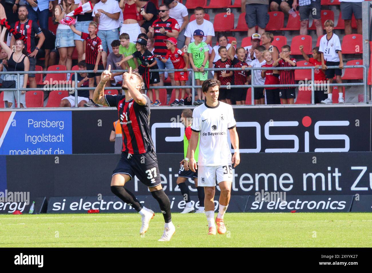 Pascal Testroet (FC Ingolstadt 04, Nr.37) versenkt per Elfmeter die Kugel zielsicher beim Spiel FC Ingolstadt 04 gegen 1860 München am 31.08.2024, DFB-Vorschriften verbieten jede Verwendung von Fotografien als Bildsequenzen und/oder Quasi-Video. Foto: Oliver STRISCH / Eibner Pressefoto Stockfoto