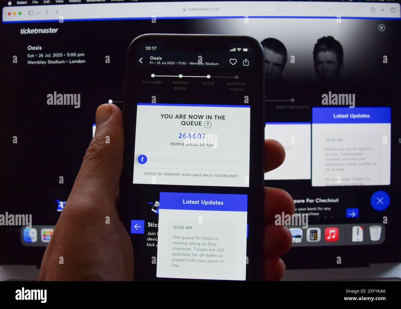 London, Großbritannien. 31. August 2024. Auf der Website von Ticketmaster in Großbritannien werden Hunderttausende von Menschen in der Online-Warteschlange angezeigt, während die Tickets für die Oasis-Wiedervereinigung verkauft werden. Die Rockband aus Manchester, angeführt von Noel und Liam Gallagher, kehrte nach 15 Jahren zurück. Quelle: Vuk Valcic/Alamy Live News Stockfoto
