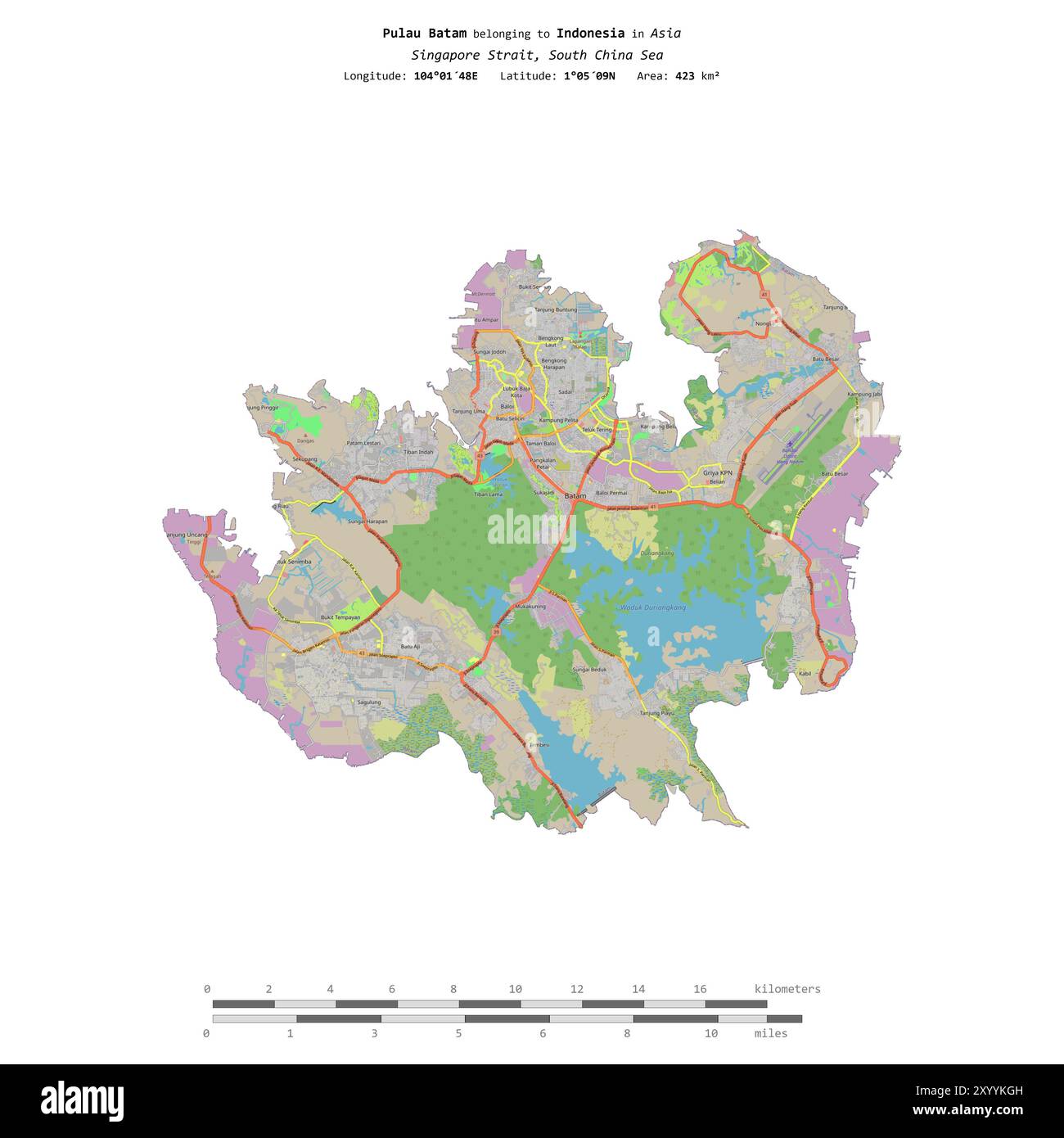 Pulau Batam im Südchinesischen Meer, das zu Indonesien gehört, isoliert auf einer topografischen Karte im OSM-Standard mit Entfernungsskala Stockfoto