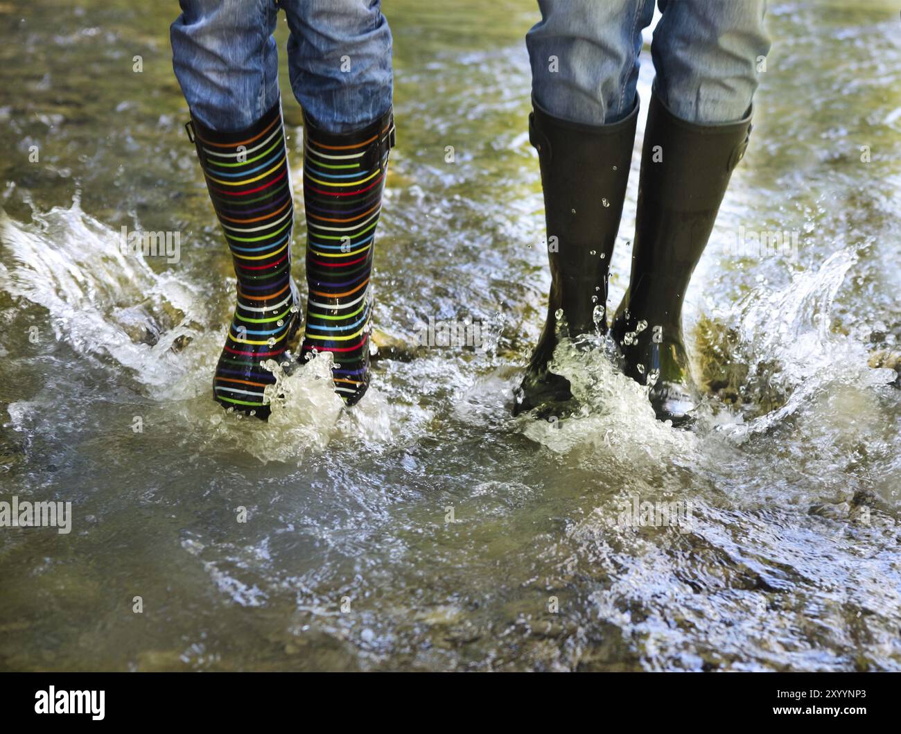 Glückliches Paar tragen bunte Regen Stiefel. Freude und Spaß-Konzept Stockfoto
