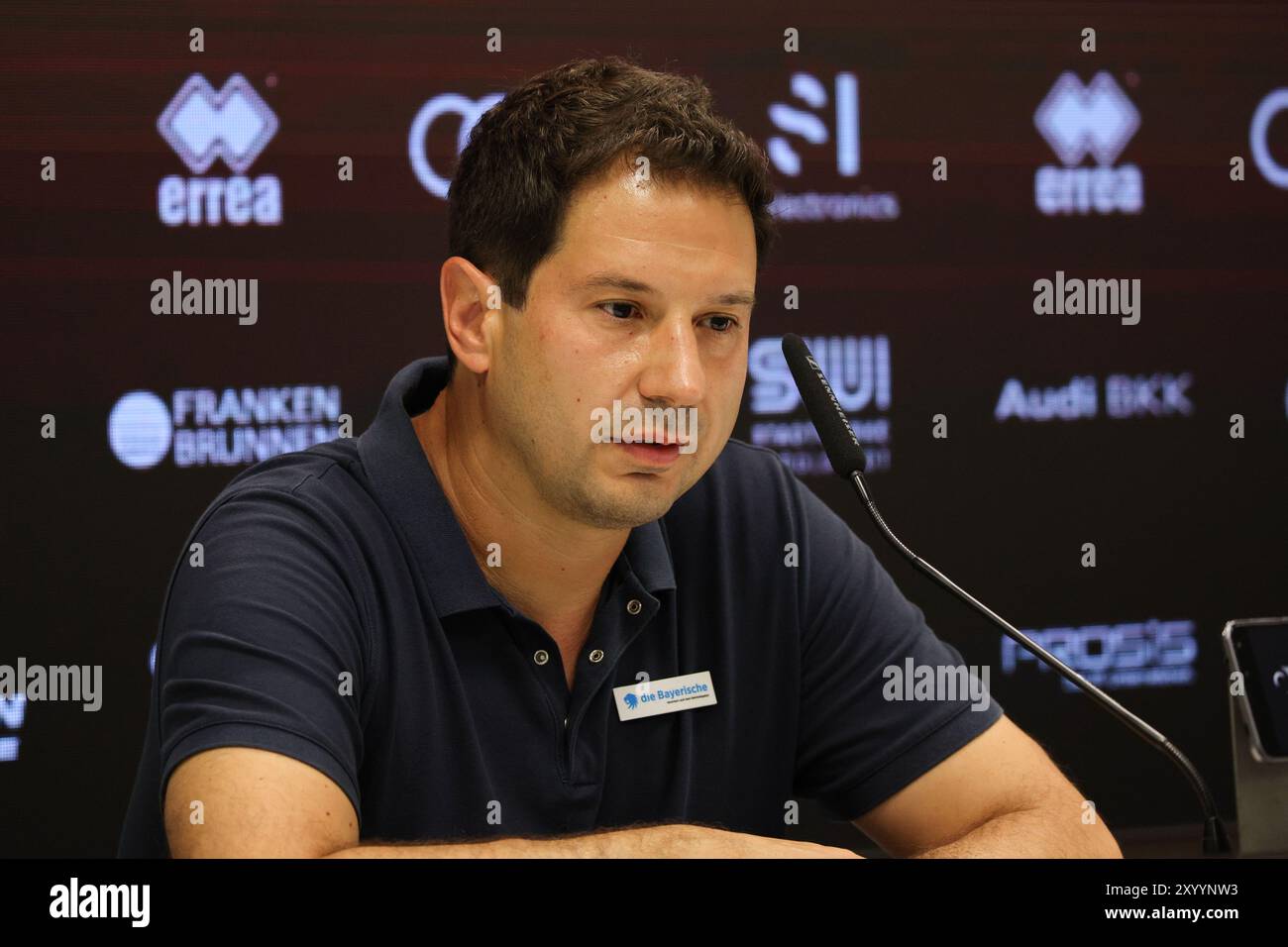 Cheftrainer Argirios Giannikis (1860 München) bei der Pressekonferenz beim Spiel FC Ingolstadt 04 gegen 1860 München am 31.08.2024, DFB-Vorschriften verbieten jede Verwendung von Fotografien als Bildsequenzen und/oder Quasi-Video. Foto: Oliver STRISCH / Eibner Pressefoto Stockfoto