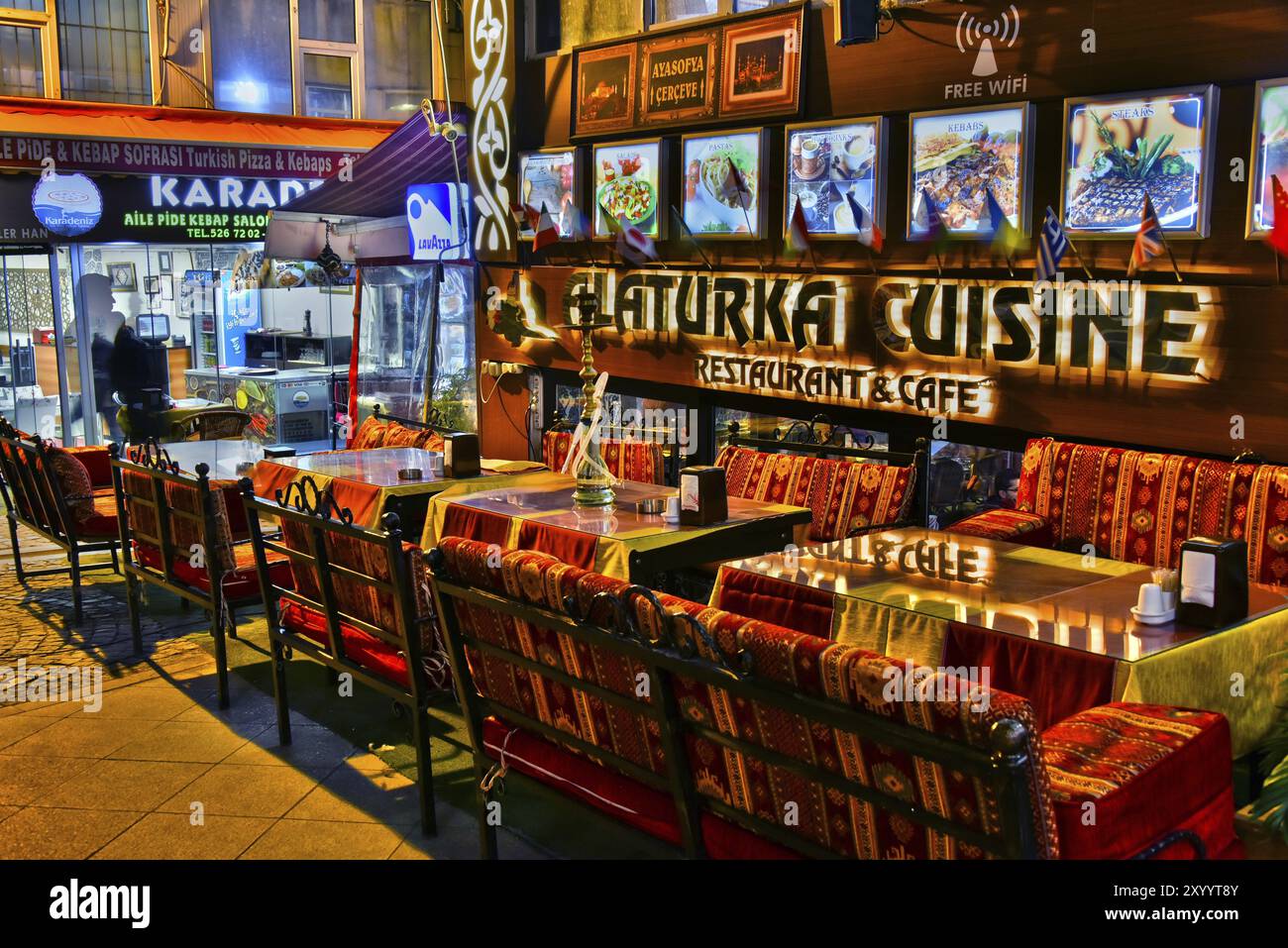 ISTANBUL, TÜRKEI, 24. April 2017: Restaurants sind eine großartige touristische Attraktion und ein wichtiger Teil des Nachtlebens in der Nachbarschaft von Sultan Ahmed Mo Stockfoto