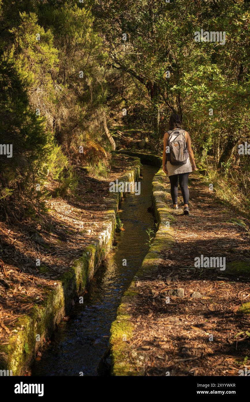 Kaukasische Frau Wandern auf einem Weg in der Natur Landschaft Herbst Landschaft mit einem Fluss Stockfoto