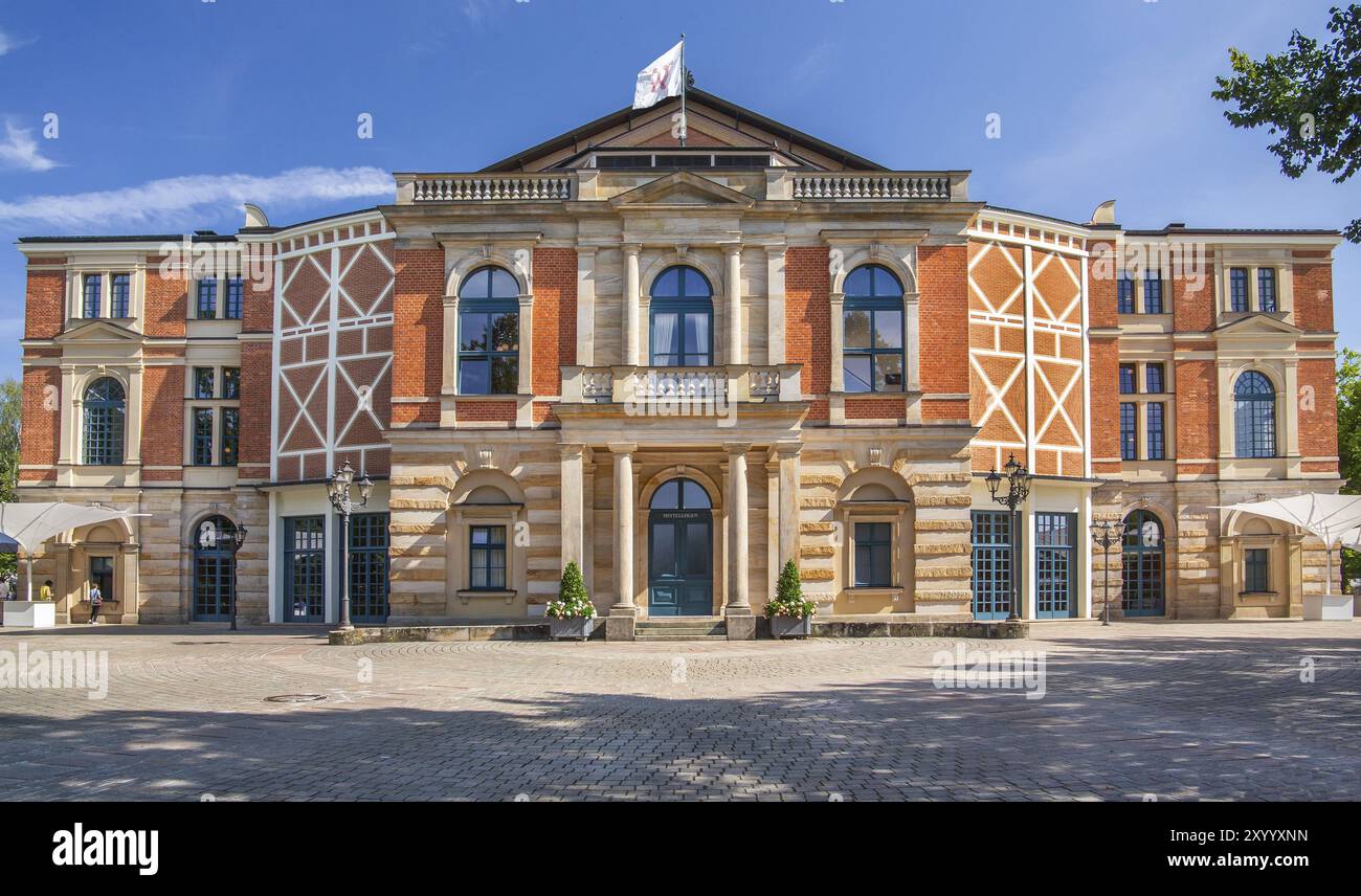 Portal des Richard-Wagner-Festspieltheaters der Bayreuther Festspiele auf dem Grünen Hügel, Bayreuth, Oberfranken, Franken, Bayern, Deutschland, Euro Stockfoto