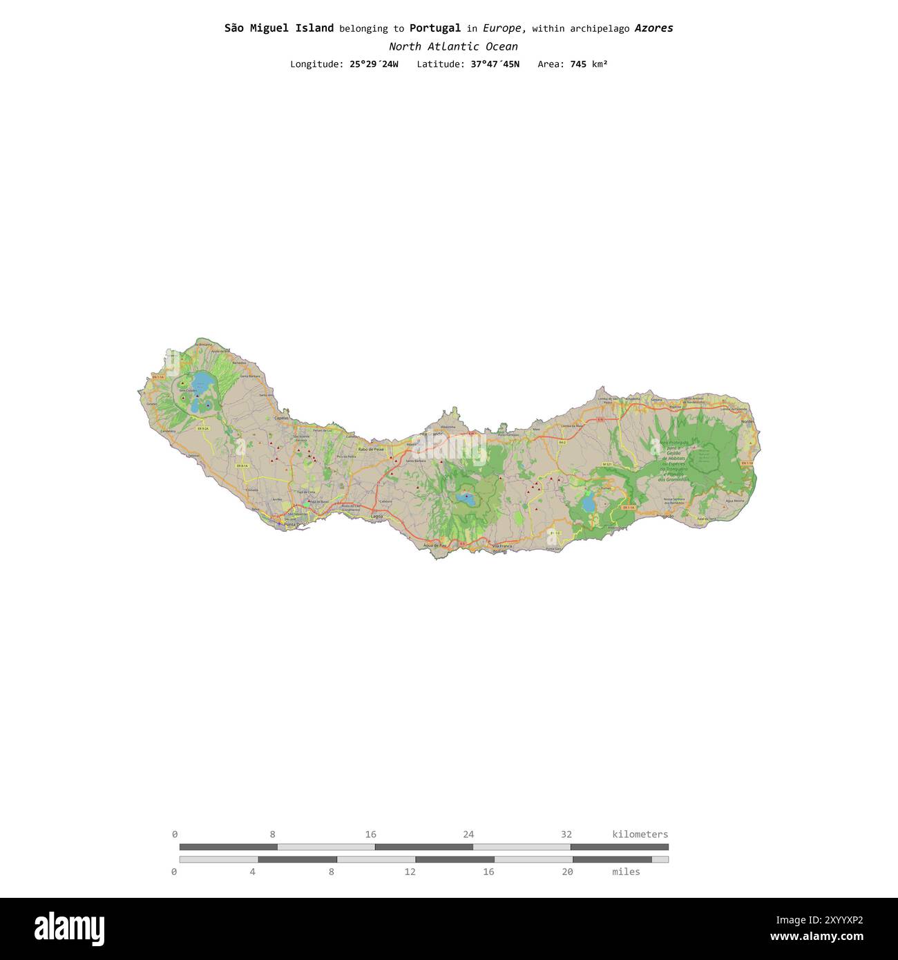 Die Insel Sao Miguel im Nordatlantik gehört zu Portugal, isoliert auf einer topografischen Karte im OSM-Standard mit Entfernungsskala Stockfoto