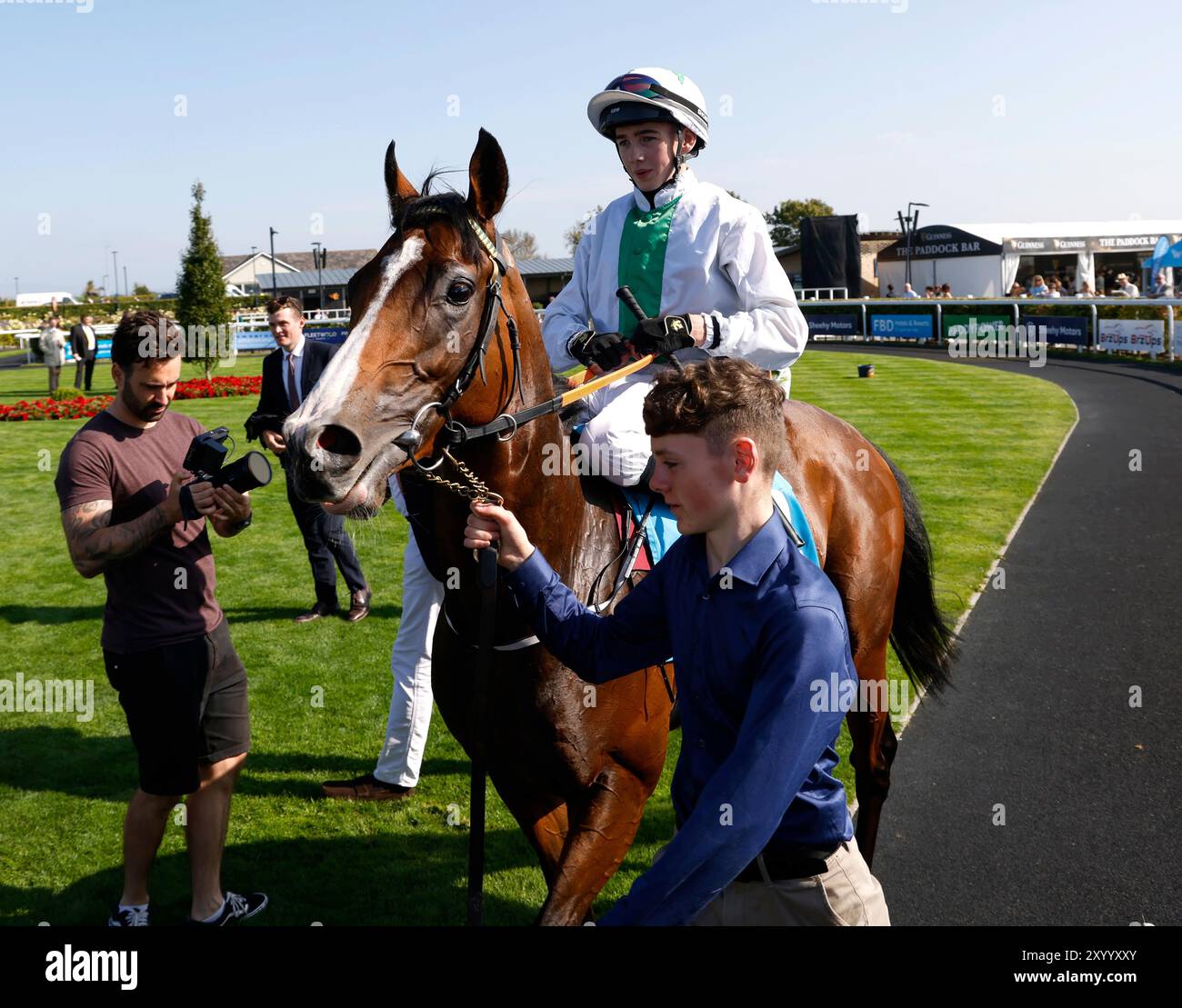 Jockey, Patrick McGettigan kehrt zum Siegergehäuse zurück, nachdem er mit seinem ersten Gewinner an Bord von King Thistle das FBD Hotels and Resorts Faithlegg Hotel Nursery Handicap in Dublin gewonnen hat. Bilddatum: Samstag, 31. August 2024. Stockfoto