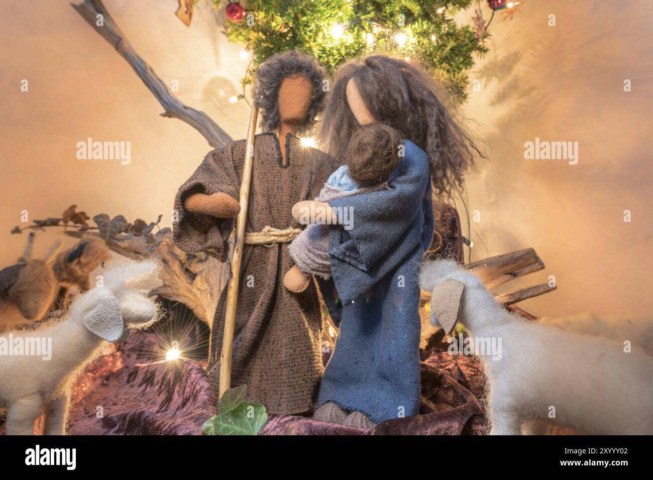 Adam und Eva zu Weihnachten als Stoffpuppen mit Kuschelspielzeug und Weihnachtsbaum Stockfoto