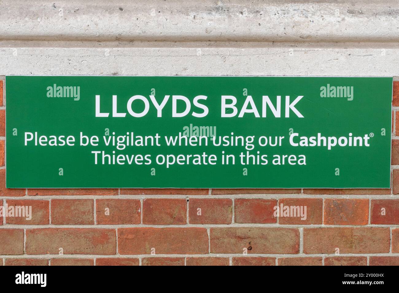 Unterzeichnen Sie neben Geldautomaten an der Lloyds Ban Branch Warnung Bitte seien Sie wachsam, wenn Sie unseren Geldpunkt verwenden. Diebe operieren in dieser Gegend, England, Großbritannien Stockfoto