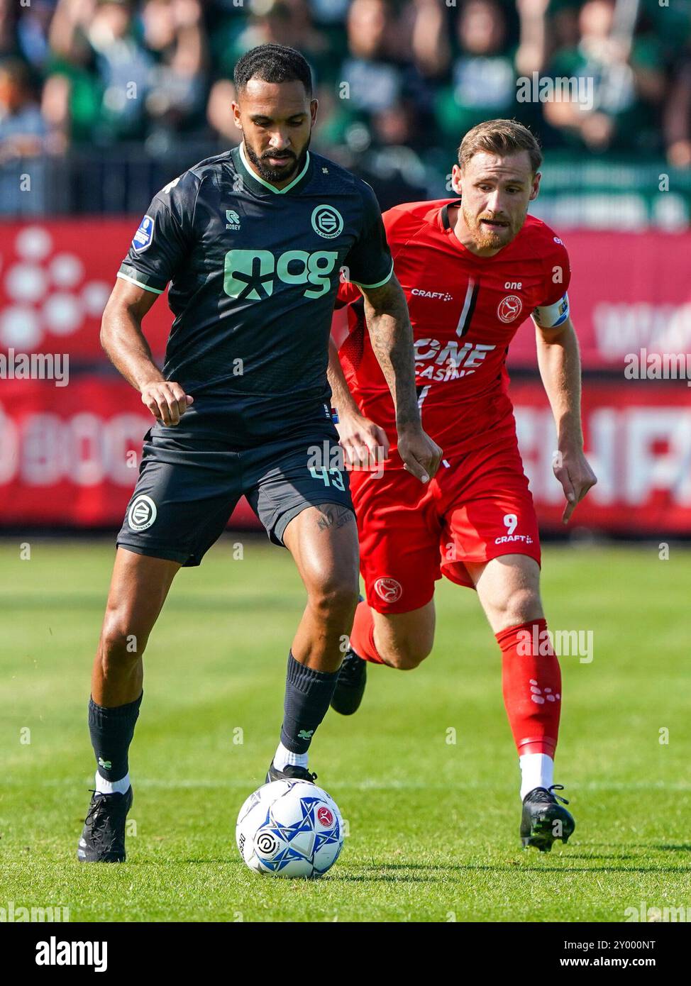 Almere, Niederlande. 31. August 2024. ALMERE, NIEDERLANDE - AUGUST 31: Marvin Peersman vom FC Groningen und Thomas Robinet vom FC Almere City kämpfen um den Besitz während eines niederländischen Eredivisie-Spiels zwischen dem FC Almere City FC und dem FC Groningen im Yanmar Stadion am 31. August 2024 in Almere, Niederlande. (Foto von Andre Weening/Orange Pictures) Credit: dpa/Alamy Live News Stockfoto