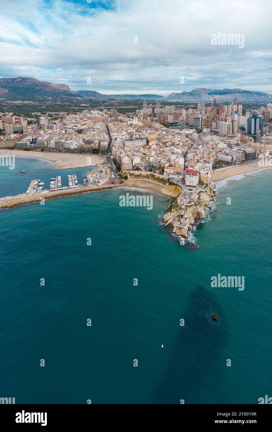Luftdrohne aus Sicht der Stadt Benidorm. Berühmtes Reiseziel in der Provinz Alicante, Spanien. Wolkenkratzer, Berge im Hintergrund, Mediterranea Stockfoto