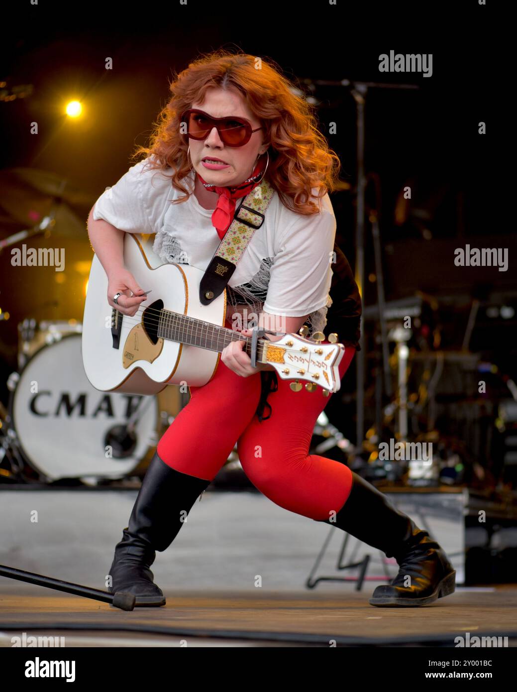 Salisbury, Wiltshire, Großbritannien. 30. August 2024. CMAT am Ende des Road Festivals, frisch von der Kontroverse bei den BRIT Awards Credit: Graham Tarrant/Alamy Live News Stockfoto