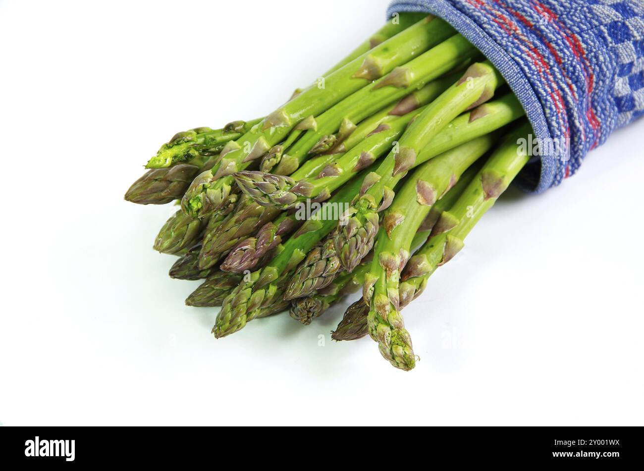 Makro von grünem Spargel in der Küche und ein Geschirrtuch Stockfoto