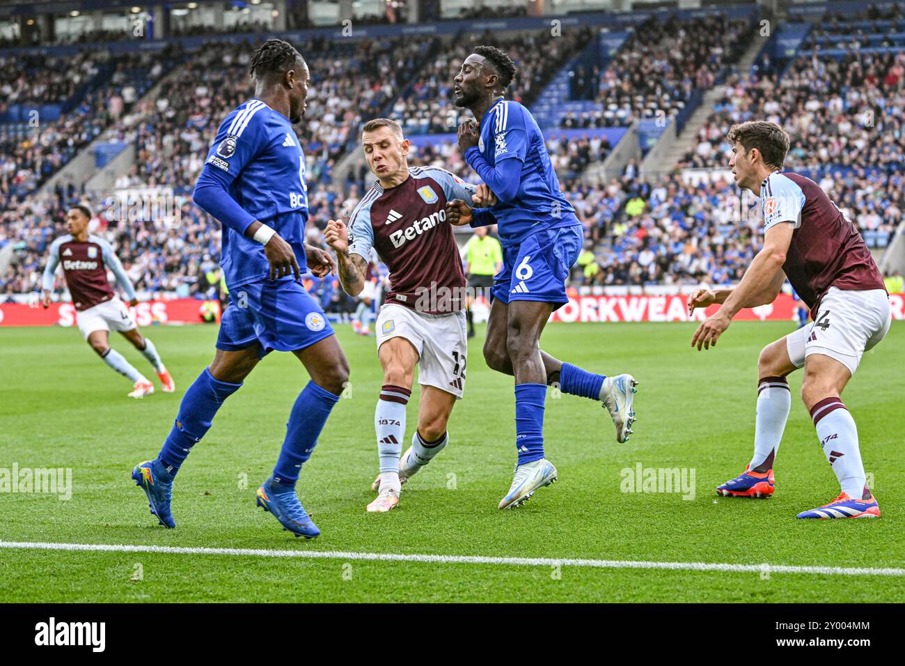 King Power Stadium, Leicester, Großbritannien. 31. August 2024. Premier League Football, Leicester City gegen Aston Villa; Lucas Digne von Aston Villa streitet mit Wilfred Ndidi von Leicester Credit: Action Plus Sports/Alamy Live News Stockfoto