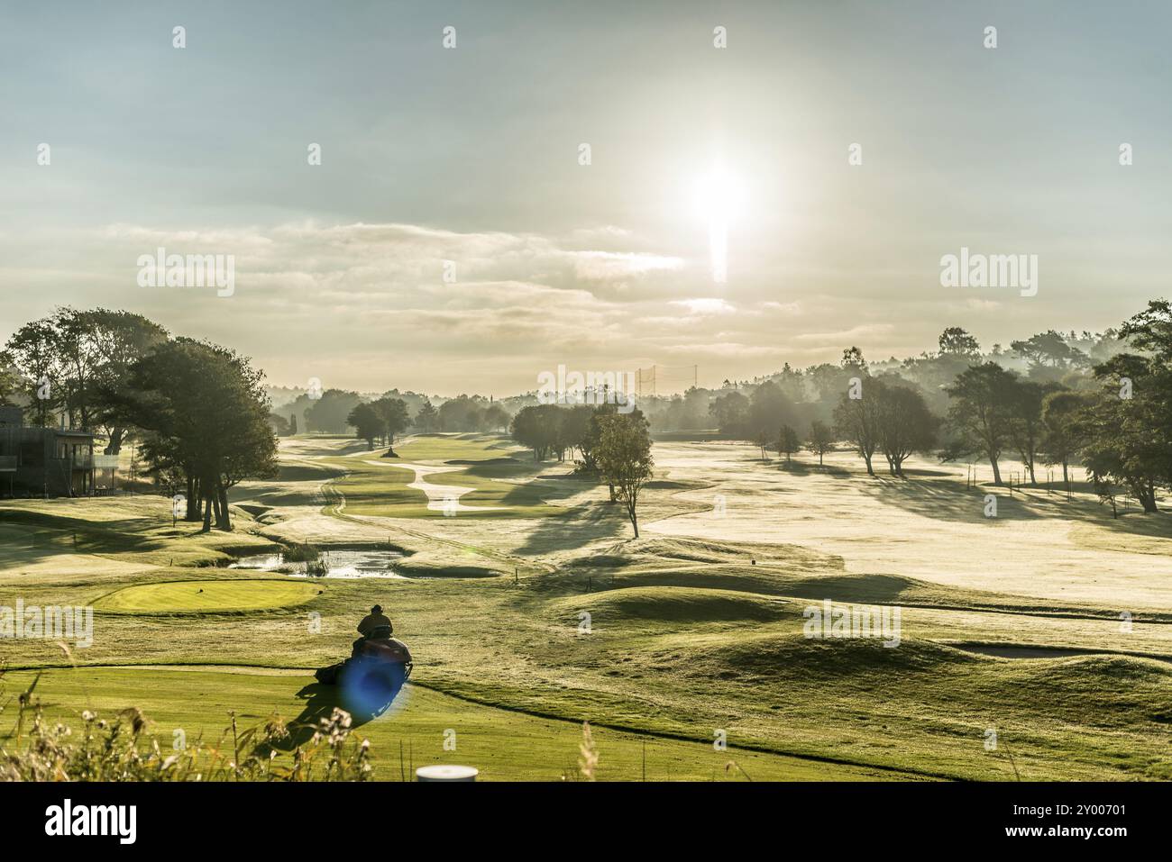 Göteborg, Schweden, 05. Oktober 2015: Am frühen Morgen schneiden Sie das Gras des Golfplatzes am Goeteborgs Golfklubb, leicht nebeliger Morgen über grünem Tre Stockfoto