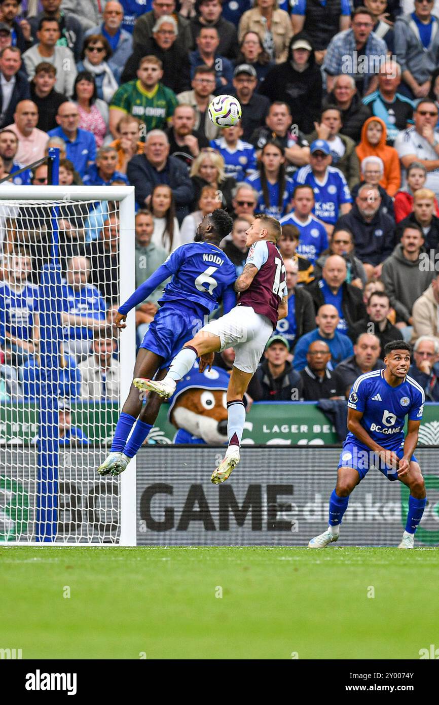 King Power Stadium, Leicester, Großbritannien. 31. August 2024. Premier League Football, Leicester City gegen Aston Villa; Wilfred Ndidi von Leicester streitet mit Lucas Digne von Aston Villa in der Luft Credit: Action Plus Sports/Alamy Live News Stockfoto