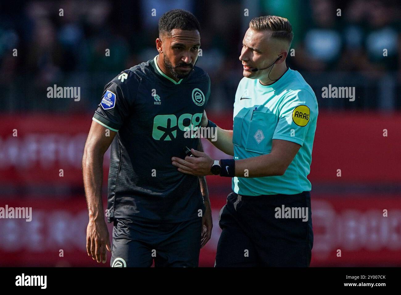 Almere, Niederlande. 31. August 2024. ALMERE, NIEDERLANDE - AUGUST 31: Marvin Peersman vom FC Groningen spricht mit Schiedsrichter Martijn Vos während eines niederländischen Eredivisie-Spiels zwischen Almere City FC und FC Groningen im Yanmar Stadion am 31. August 2024 in Almere, Niederlande. (Foto von Andre Weening/Orange Pictures) Credit: dpa/Alamy Live News Stockfoto