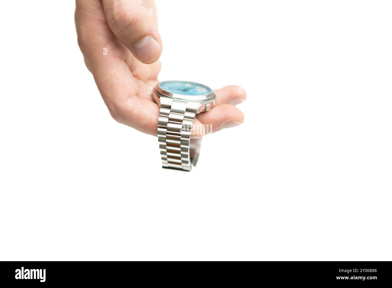 Männliche Hand, die moderne luxuriöse silberne tiffany-blaue Uhr auf weißem Hintergrund hält Stockfoto