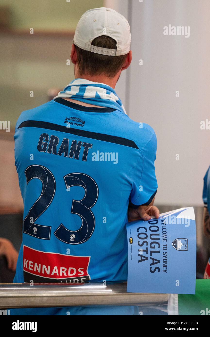 Sydney, Australien. 31. August 2024. Ein Sydney FC-Fan wartet mit einem „Welcome to Sydney, Douglas Costa“-Schild am Sydney International Airport auf die Ankunft des Spielers in Australien. Quelle: SOPA Images Limited/Alamy Live News Stockfoto