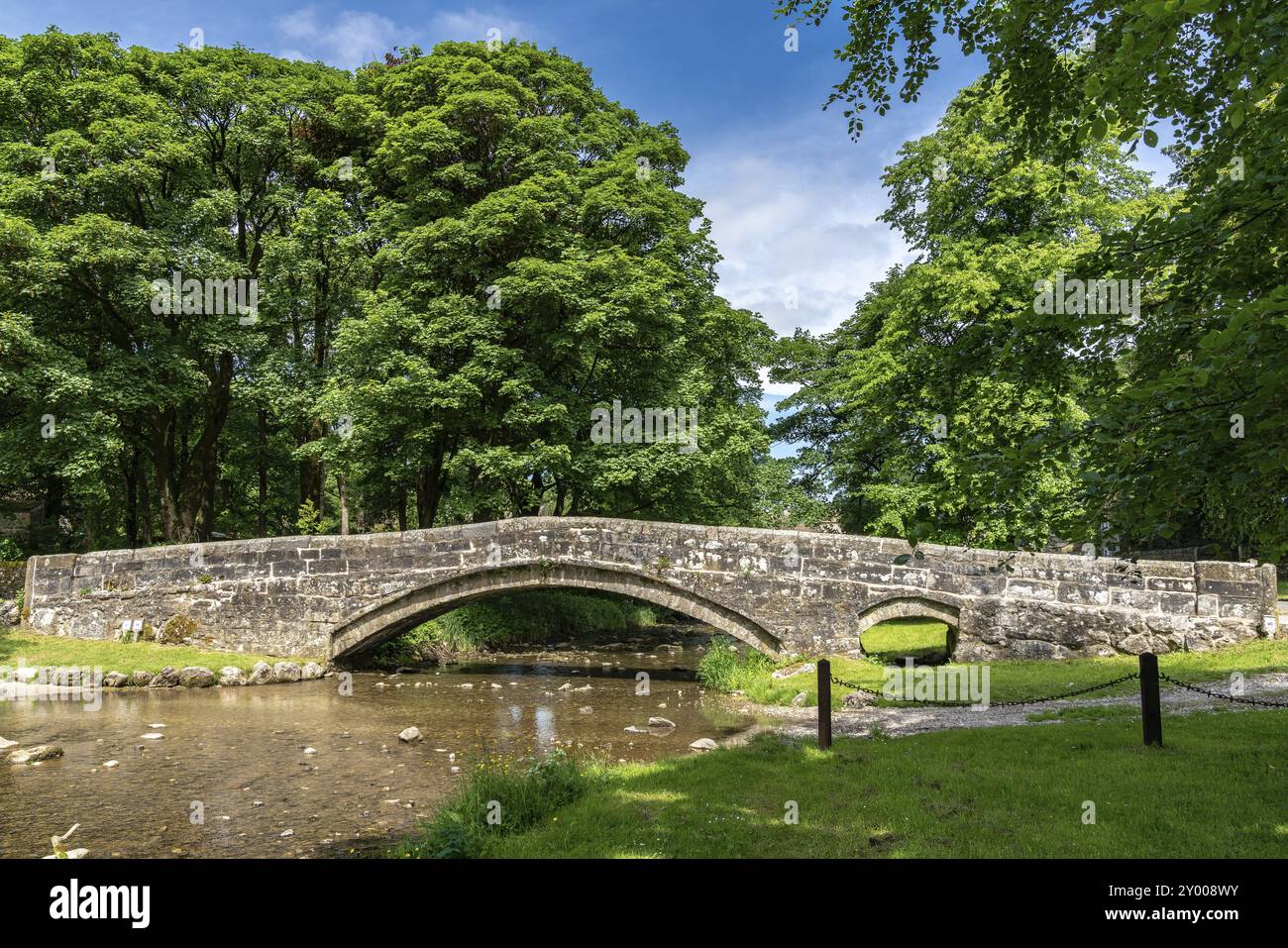 Steinerne Brücke über den Linton Beck, North Yorkshire, England, Großbritannien Stockfoto