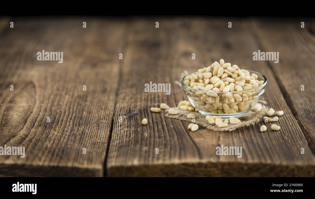 Pinienkernen auf rustikalen Holzmöbeln Hintergrund (Nahaufnahme) Stockfoto