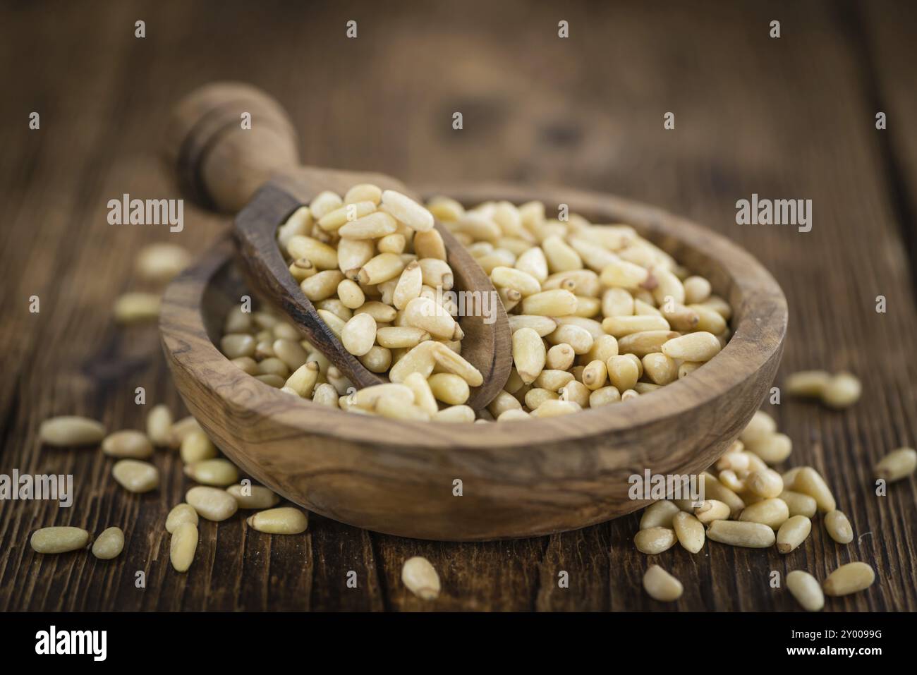 Portion frischer Kiefernmuttern (Nahaufnahme, selektiver Fokus) Stockfoto