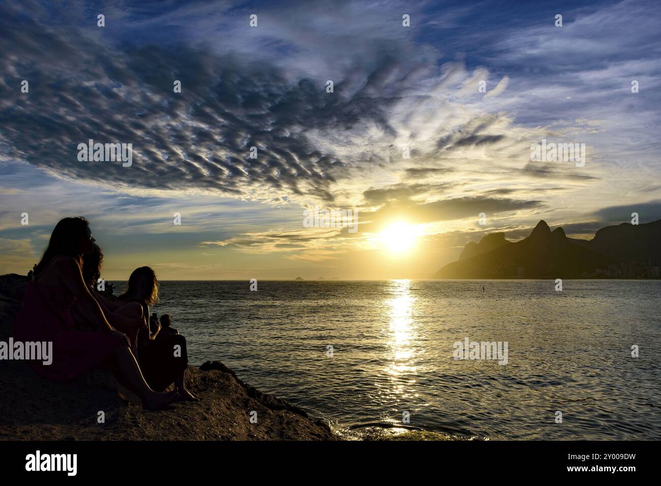 Womans Silhuete bei Sommer Sonnenuntergang in Strand von Ipanema, Rio De Janeiro Stockfoto