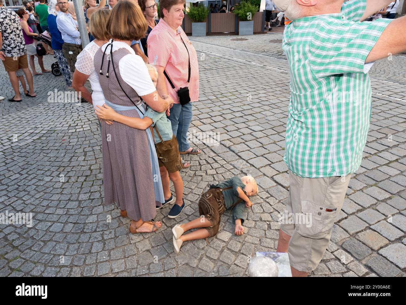 Traditionelles Volksfest in Mühldorf, Mühldorf am Inn, Oberbayern, Deutschland, August 30 2024, der müde Junge in Lederhosen hat es sich bequem gemacht Stockfoto