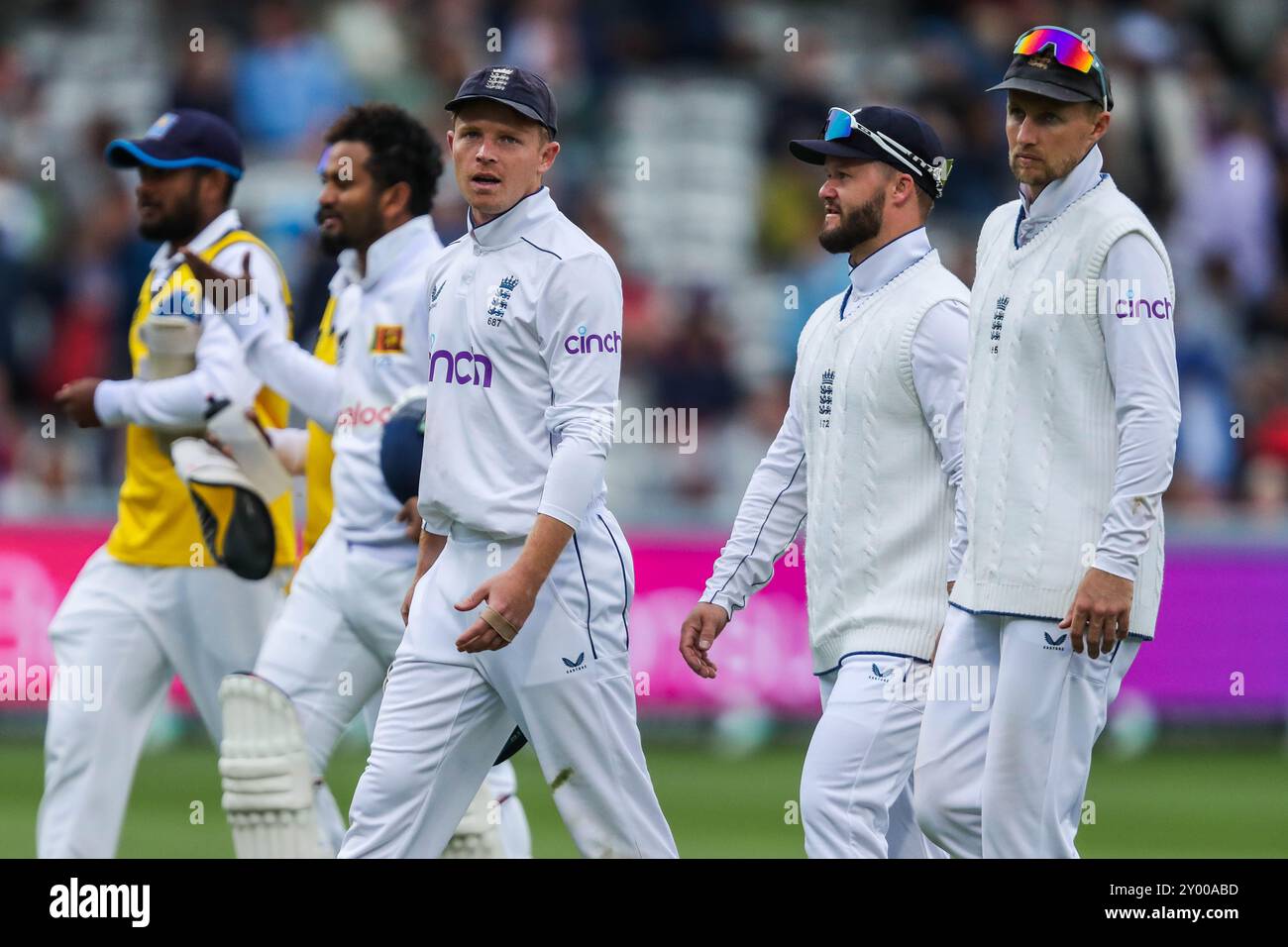 Ollie Pope of England führt das Team des Feldes an, weil es wegen schlechten Lichtes während des 2. Rothesay Test Match Day 3 in Lords, London, Großbritannien, 31. August 2024 (Foto: Izzy Poles/News Images) Stockfoto