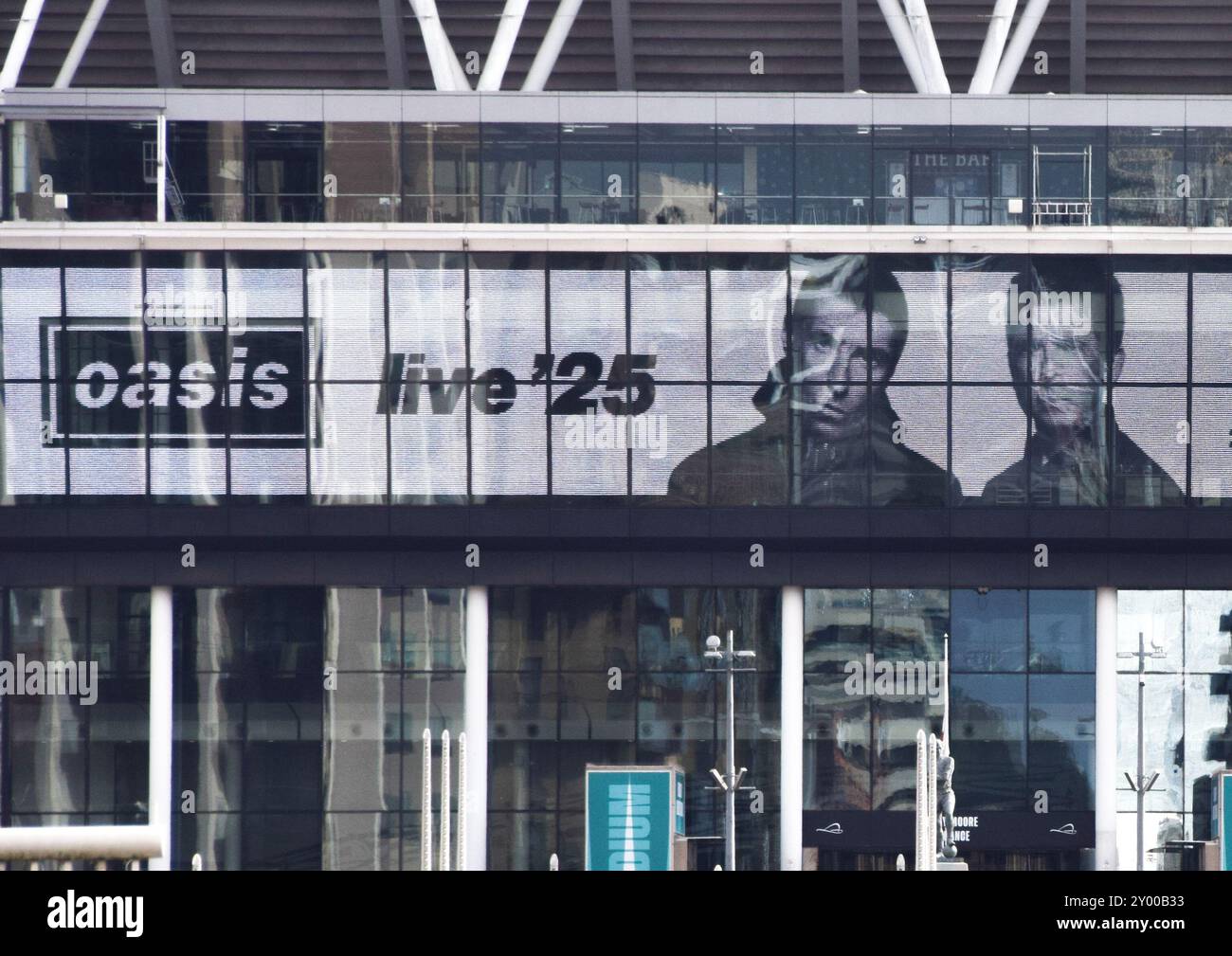 London, Großbritannien. August 2024. Die Bildschirme im Wembley Stadium werben für die bevorstehenden Auftritte von Oasis, die derzeit vier Nächte im Juli und August 2025 im berühmten Stadion spielen werden, da die Tickets später in der Woche verkauft werden. Die Rockband aus Manchester unter der Leitung von Noel und Liam Gallagher kündigte kürzlich nach 15 Jahren eine Wiedervereinigungstour an. Quelle: Vuk Valcic/Alamy Stockfoto