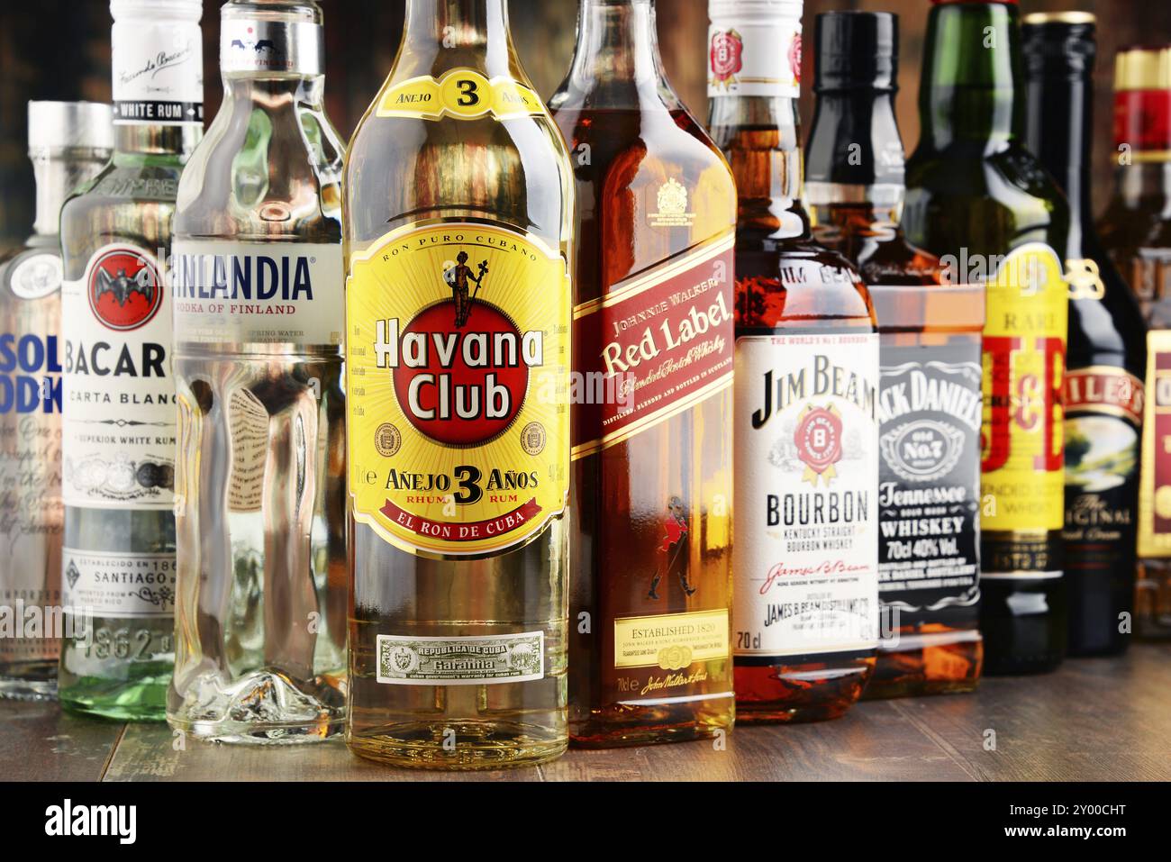 Weltweit konsumieren rund 2 Milliarden Menschen Alkohol, eine der am häufigsten verwendeten Freizeitdrogen der Welt, mit einem jährlichen Verbrauch von über 6 Litern reinen Alkohols Stockfoto