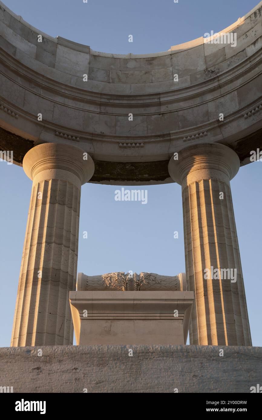 Nahaufnahme des Kriegsdenkmals auf der Piazza IV November bei Sonnenuntergang, Ancona, Italien, Europa Stockfoto