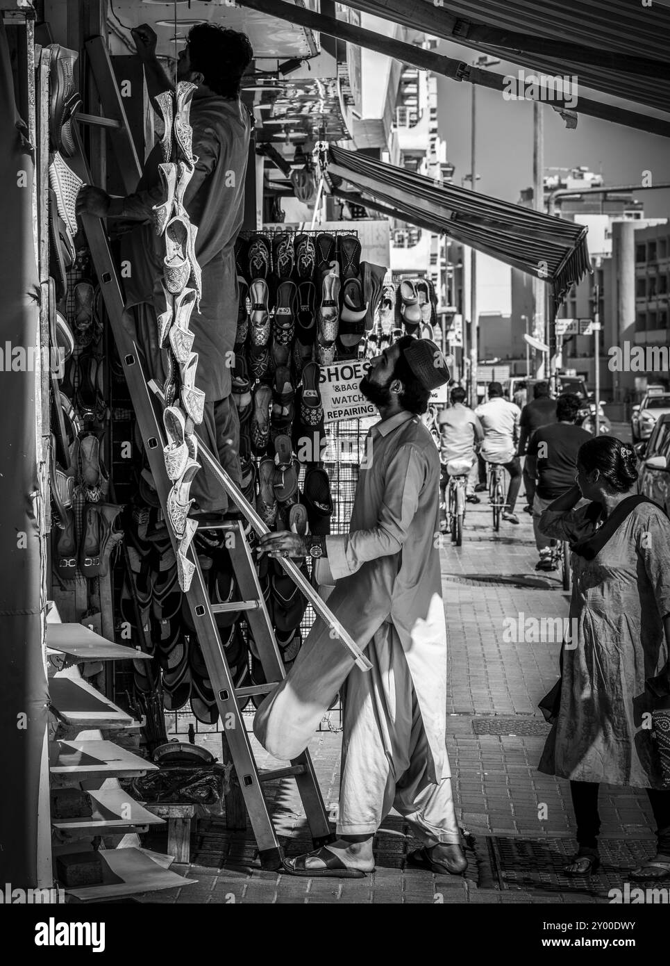 Schwarzweiß-Fotografie, Schuhgeschäfte und Handwerker im Viertel Al Fahidi, Dubai, Vereinigte Arabische Emirate, Asien Stockfoto