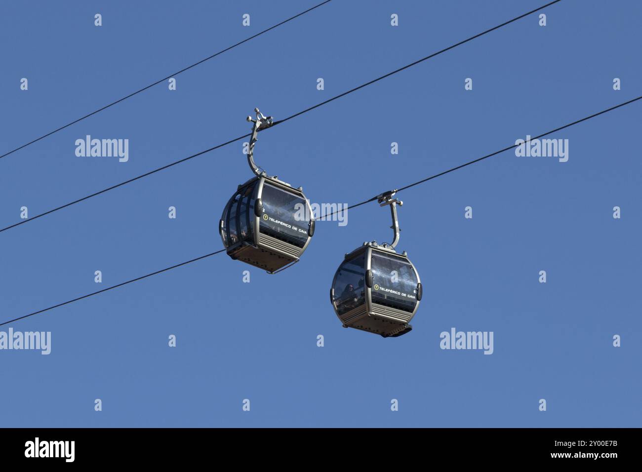 Sehenswürdigkeiten Gondeln der Seilbahn Teleferico de Gaia vor blauem Himmel, Vila Nova de Gaia, Porto Viertel, Portugal, Europa Stockfoto