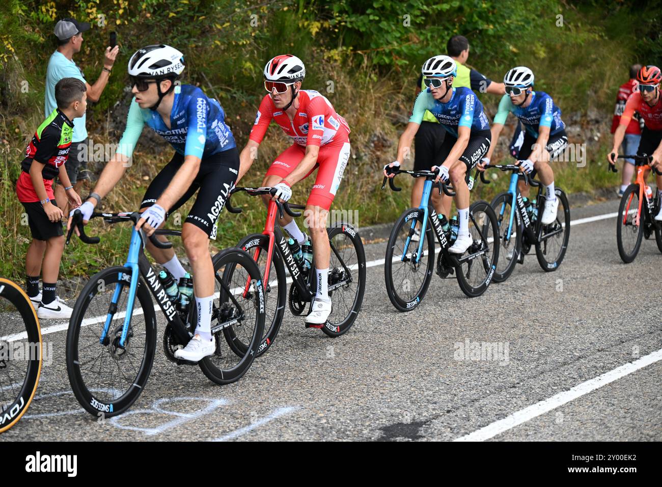 Ben O'Connor Australia AG2R Cirrown Decathlon hält nach einem hügeligen Tag, der mit einem Sprint in Villablino endet, das Rote Trikot in La Vuelta Stockfoto