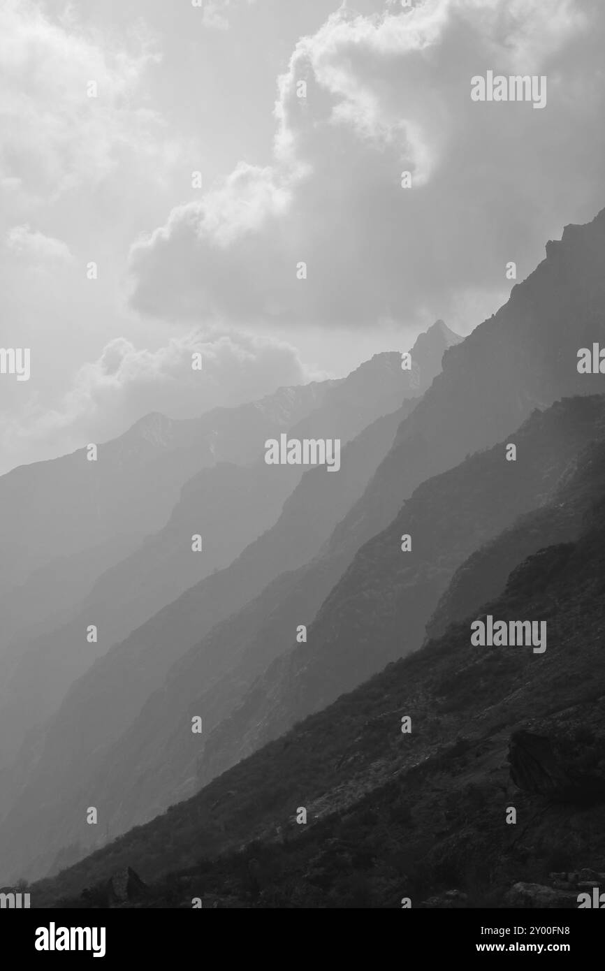 Steile Bergflanken im Langtang-Tal, Nepal, Asien Stockfoto